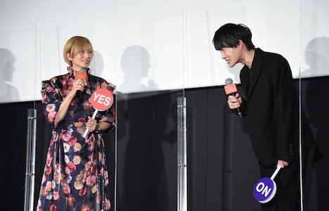 柴咲コウ（左）の発言に恐縮する様子の神木隆之介（右）。