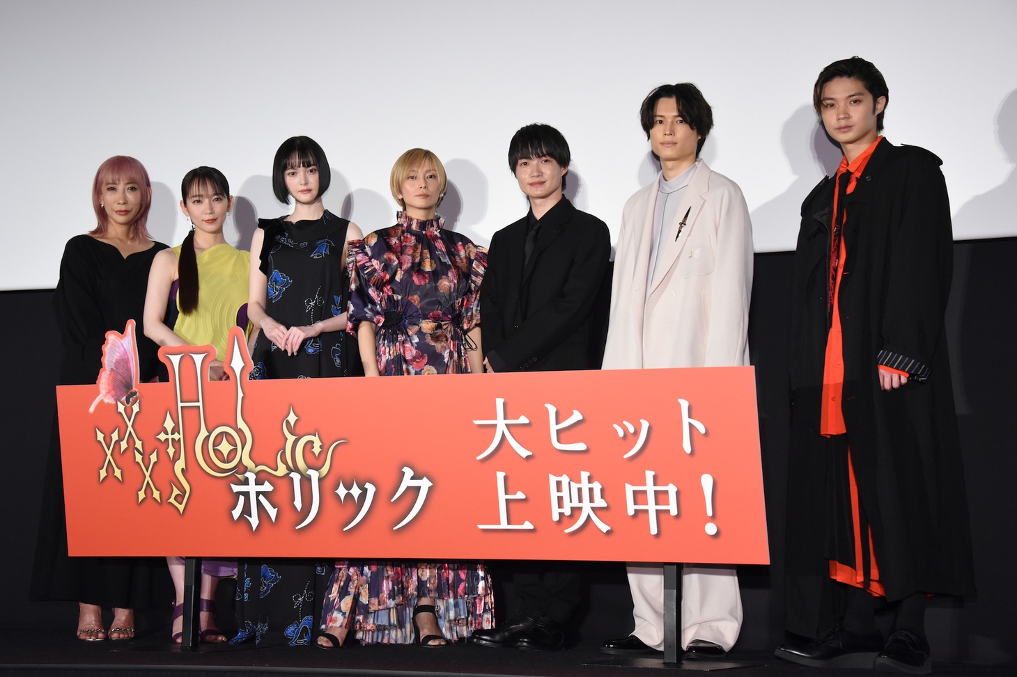 「ホリック xxxHOLiC」初日舞台挨拶の様子。左から蜷川実花、吉岡里帆、玉城ティナ、柴咲コウ、神木隆之介、松村北斗（SixTONES）、磯村勇斗。