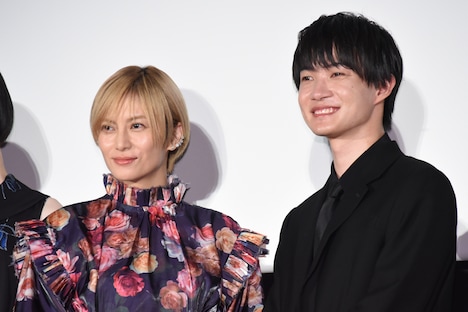 左から柴咲コウ、神木隆之介。