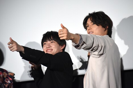 劇中、協力しながら弓を引くシーンがある神木隆之介（左）と松村北斗（右）がフォトセッション時にポーズを再現。