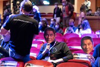 北野武のお面を手にするファン。