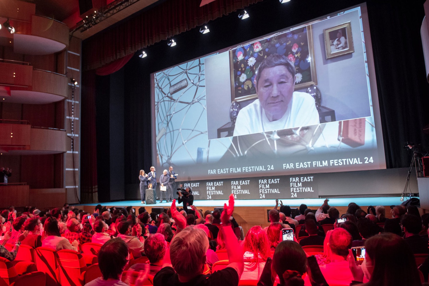 北野武のリモート舞台挨拶の様子。
