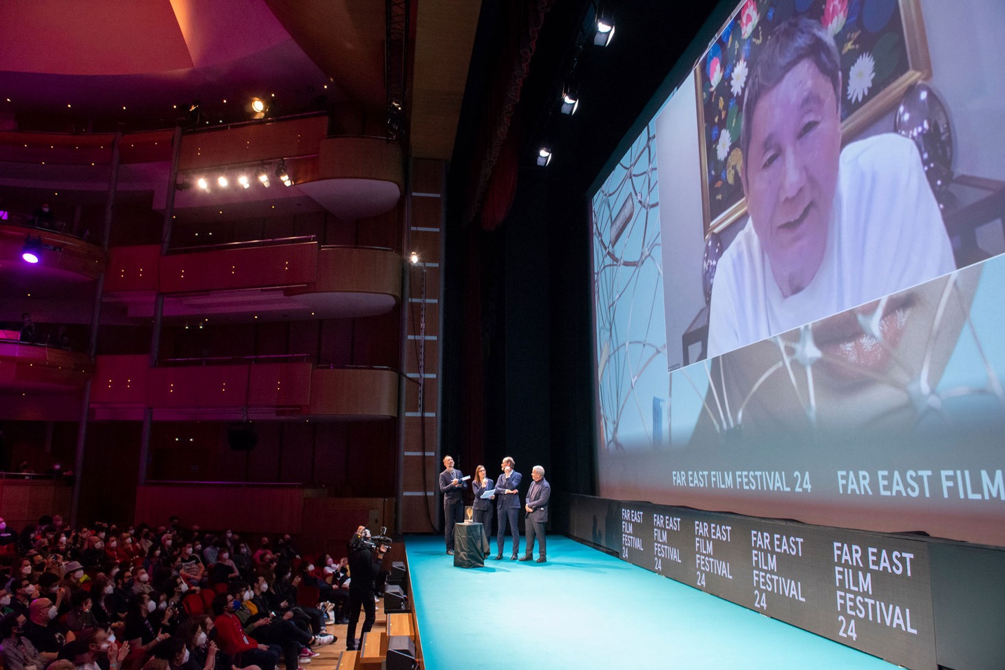 北野武のリモート舞台挨拶の様子。