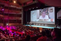 北野武のリモート舞台挨拶の様子。