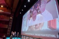 北野武のリモート舞台挨拶の様子。