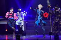 左から森日菜美扮するフリント・ゴールドツイカー、増子敦貴扮するゾックス・ゴールドツイカー。