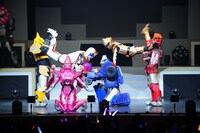 ポーズを決めるゼンカイジャー、ツーカイザー、ステイシーザー。