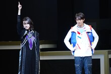 左から世古口凌扮するステイシー、駒木根葵汰扮する五色田介人。