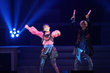 「ゴールドツイカー☆海賊の掟！」を歌う森日菜美。