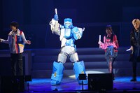 「我想う故に夢あり」を歌うブルーン。