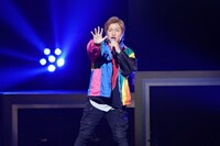 「全力全開！ゼンカイジャー！」を歌うつるの剛士。