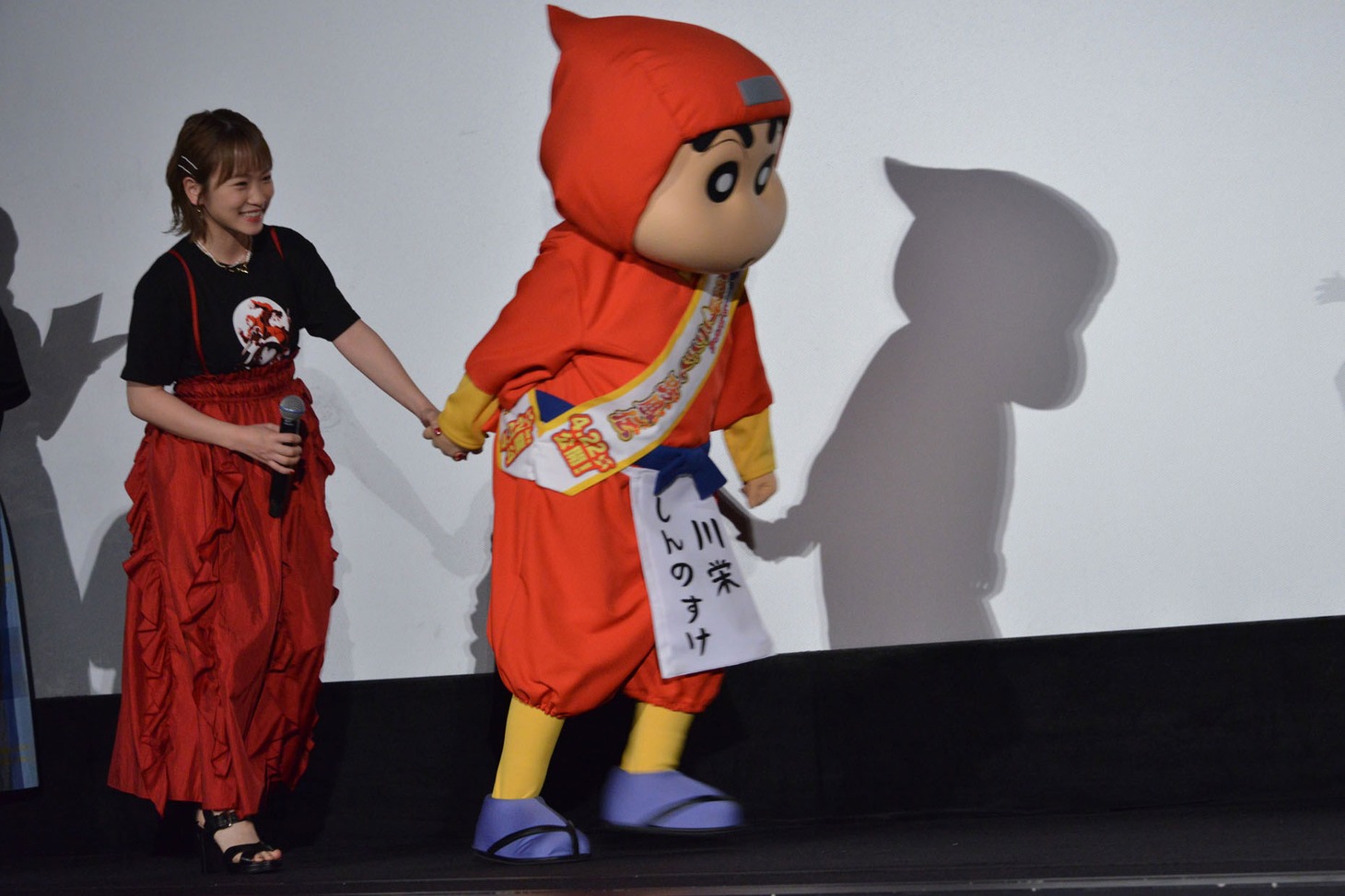 野原しんのすけ（右）にエスコートされる川栄李奈（左）。