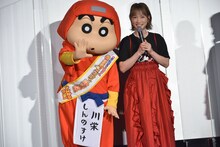 左から野原しんのすけ、川栄李奈。