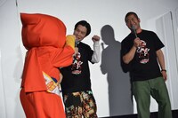 岩井勇気（中央）に「岩井にゃん」と呼びかける野原しんのすけ（左）。