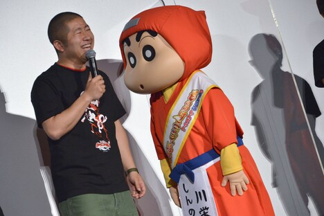 澤部佑(左)に詰め寄る野原しんのすけ(右)。