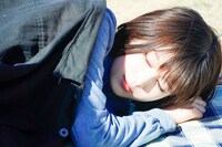 「今夜、世界からこの恋が消えても」より、福本莉子演じる真織。