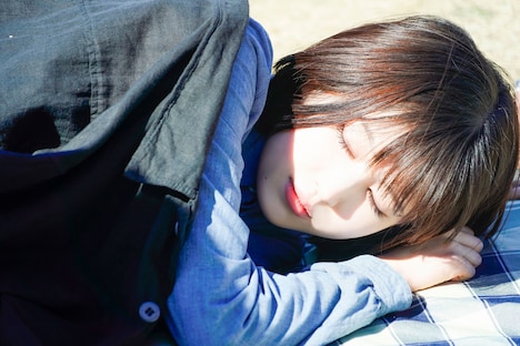 「今夜、世界からこの恋が消えても」より、福本莉子演じる真織。