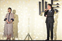 左から松たか子、役所広司。