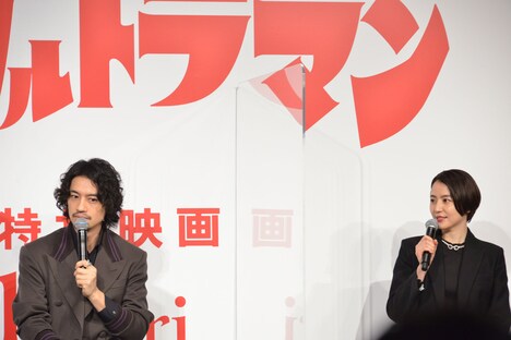 左から斎藤工、長澤まさみ。