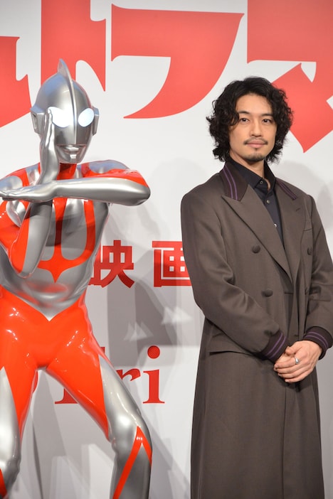 左からウルトラマン、斎藤工。