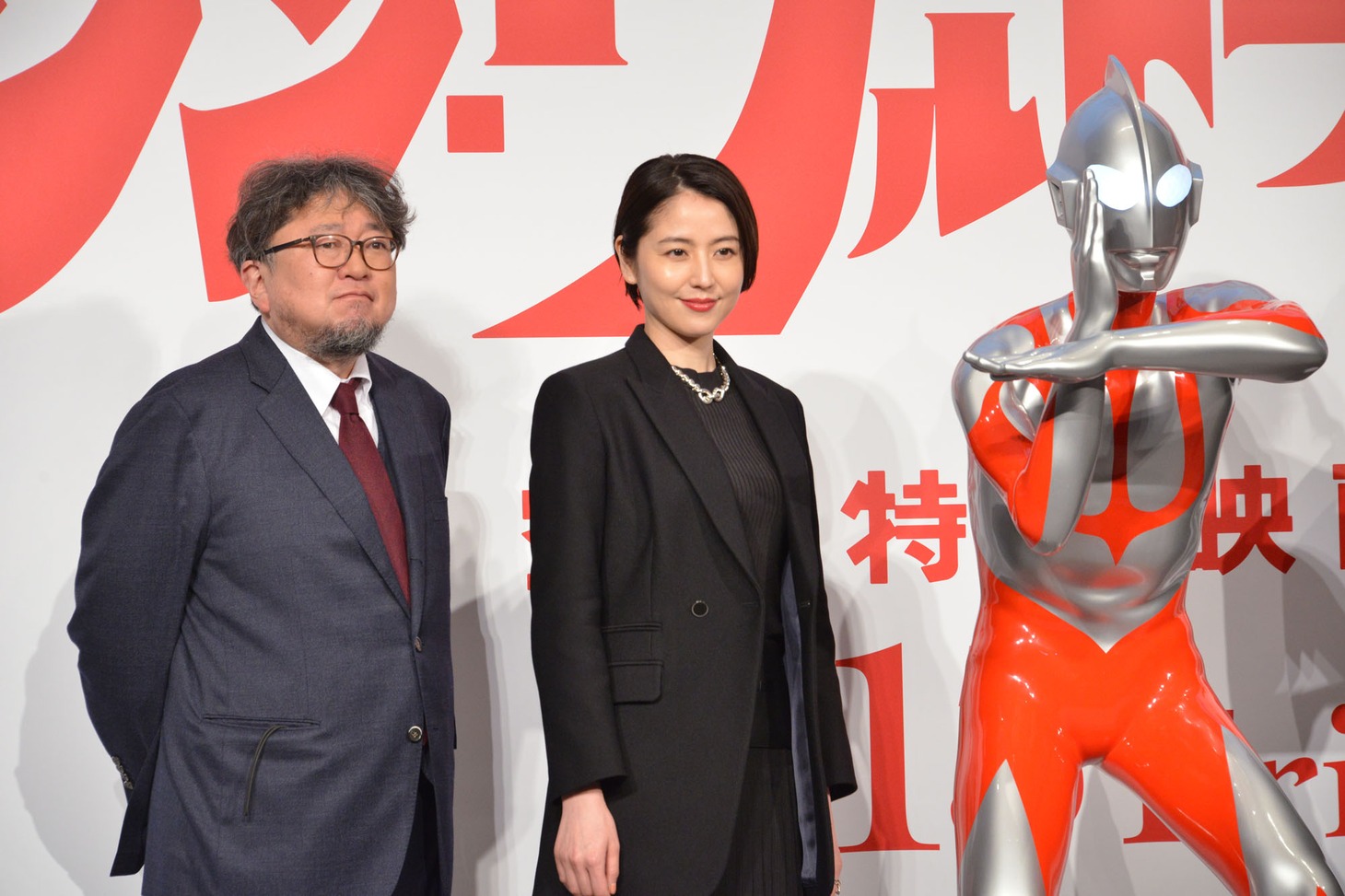 左から樋口真嗣、長澤まさみ、ウルトラマン。