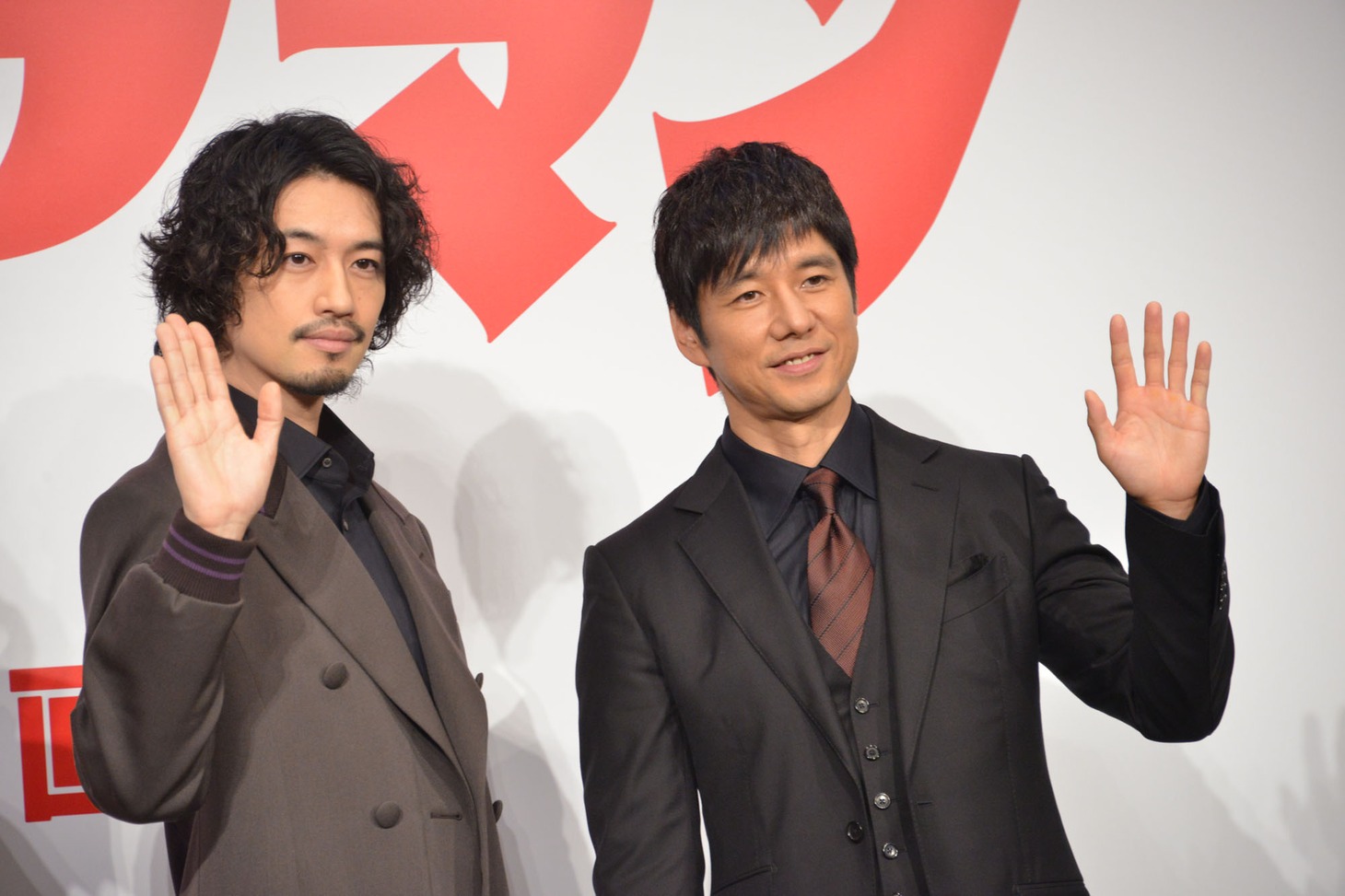 左から斎藤工、西島秀俊。