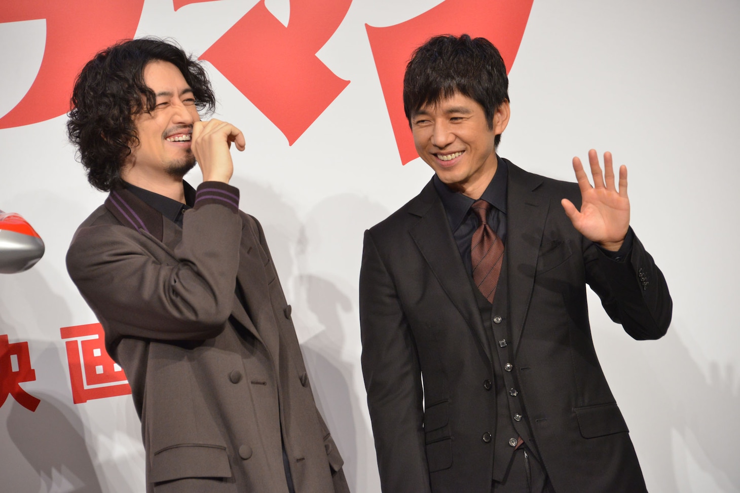 左から斎藤工、西島秀俊。