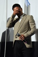 涙を拭う市原隼人。