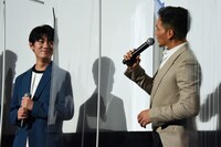 左から佐藤大志、市原隼人。