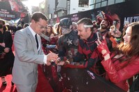 ファンサービスをするベネディクト・カンバーバッチ（左）。