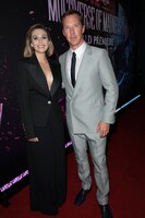 左からエリザベス・オルセン、ベネディクト・カンバーバッチ。