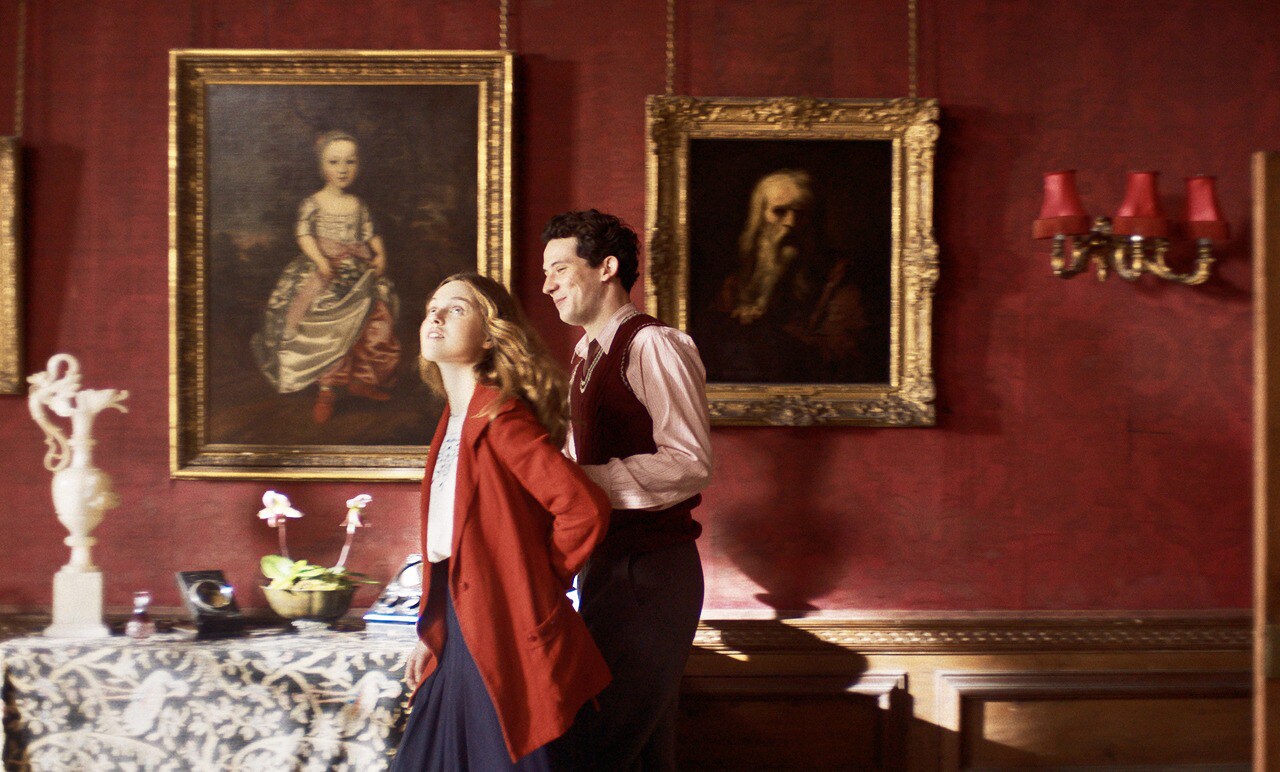 「帰らない日曜日」ジョシュ・オコナー、オデッサ・ヤングと運河沿いを散歩