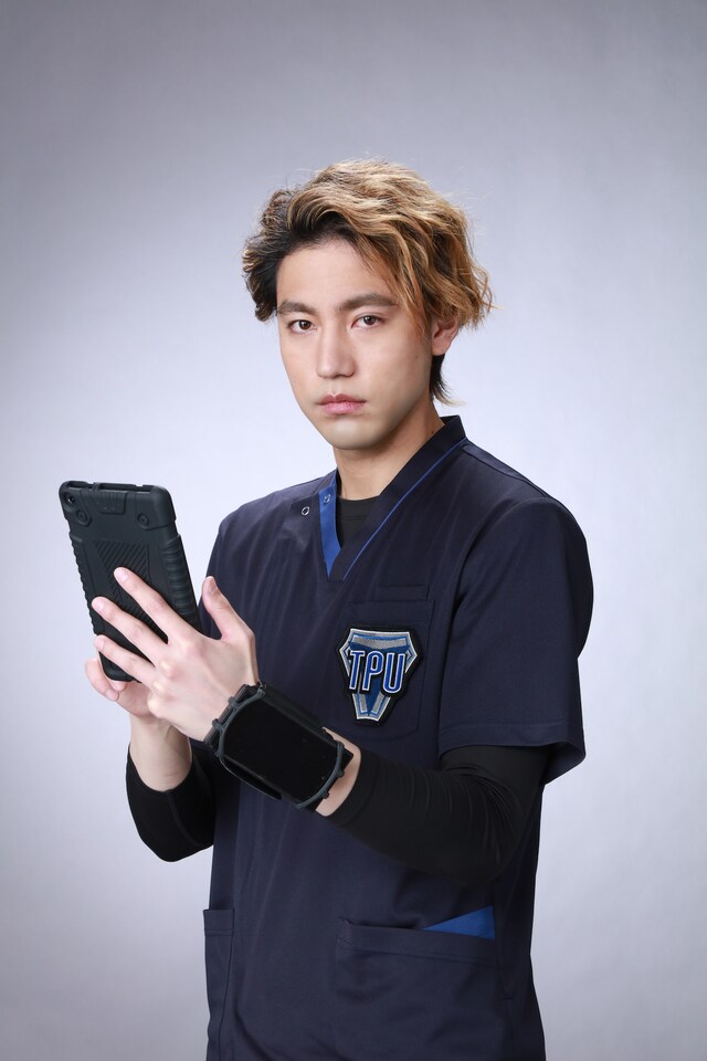 小柳友扮するアサカゲ ユウイチロウ。