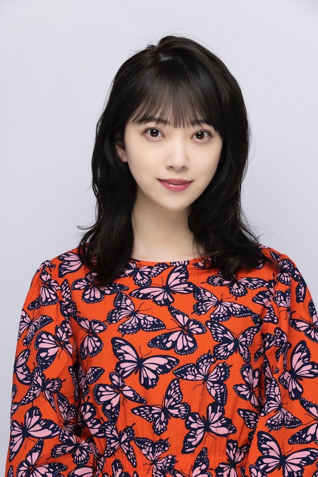 堀未央奈演じる綾藤奈々。