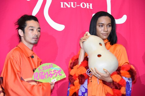 左から森山未來、アヴちゃん。