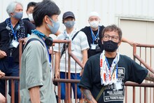 「流浪の月」メイキング写真。左から李相日、ホン・ギョンピョ。