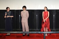 左から川和田恵真、奥平大兼、嵐莉菜。