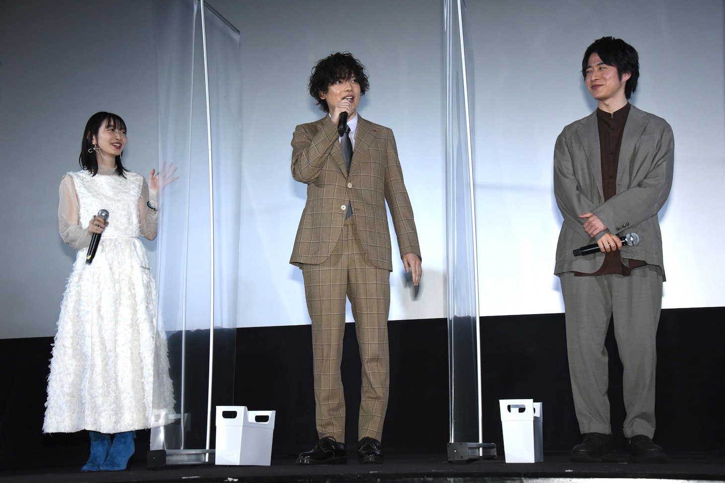 左から岡本夏美、崎山つばさ、村井良大。