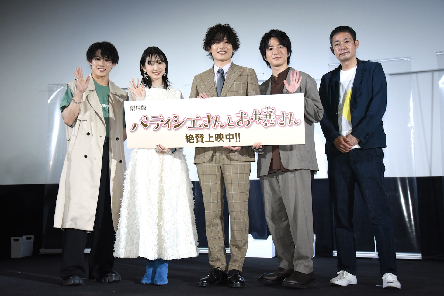 「パティシエさんとお嬢さん」公開記念舞台挨拶の様子。左からりゅうと、岡本夏美、崎山つばさ、村井良大、古厩智之。