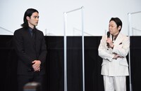 左から岡田健史、阿部サダヲ。