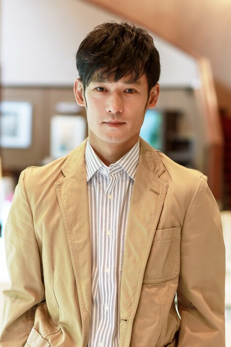 巡健人を演じる淵上泰史。