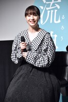 フレッシャーズからの質問に笑顔を見せる広瀬すず。