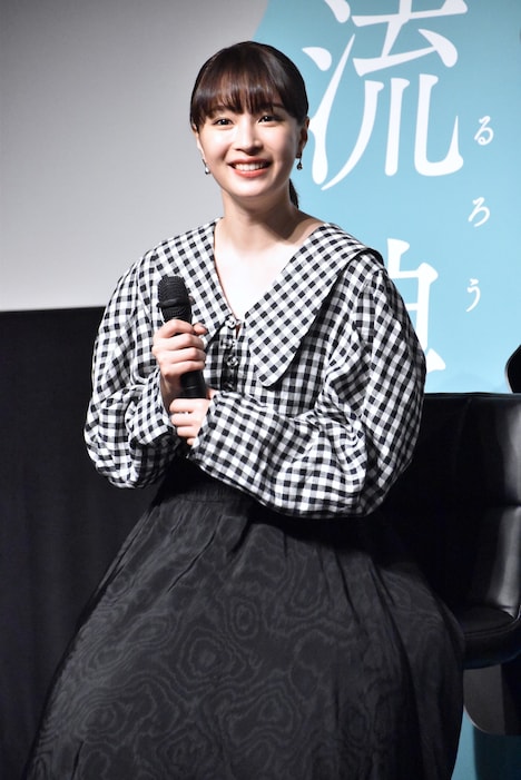 フレッシャーズからの質問に笑顔を見せる広瀬すず。