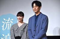 左から広瀬すず、松坂桃李。