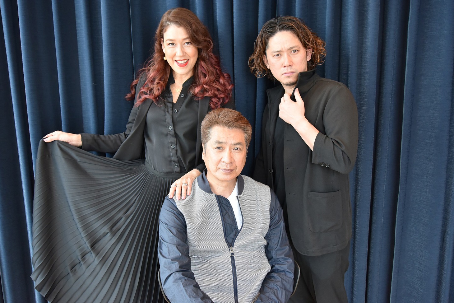 山川豊（中央）とLiLiCo（左）、佐野俊輔（右）。