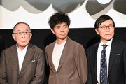 左から橋爪功、和田正人、平田満。