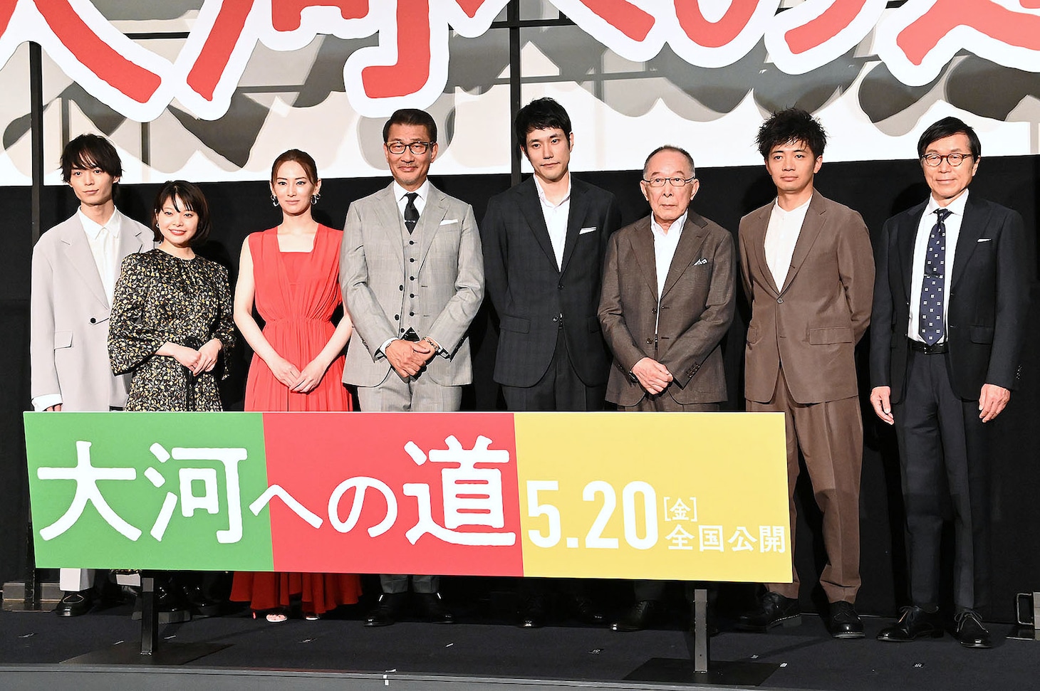 「大河への道」先行プレミア上映イベントの様子。左から溝口琢矢、岸井ゆきの、北川景子、中井貴一、松山ケンイチ、橋爪功、和田正人、平田満。