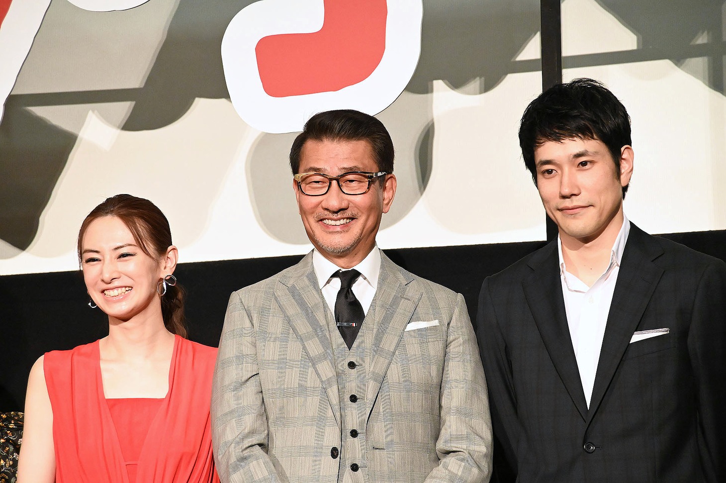 左から北川景子、中井貴一、松山ケンイチ。