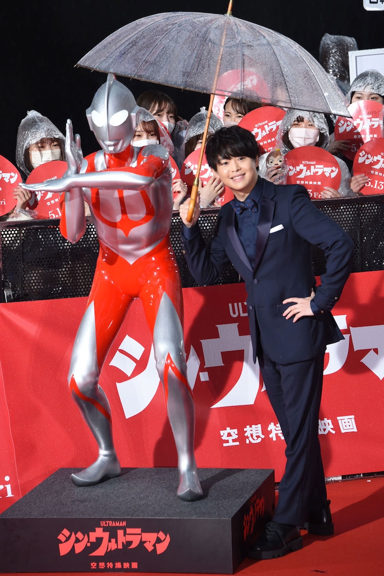 ウルトラマン 左 と傘に入りポーズを決める有岡大貴 右 画像 動画ギャラリー 5 23 映画ナタリー ウルトラマン 左 と傘に入りポーズを決める有岡大貴 右 画像 動画ギャラリー 5 23 映画ナタリー