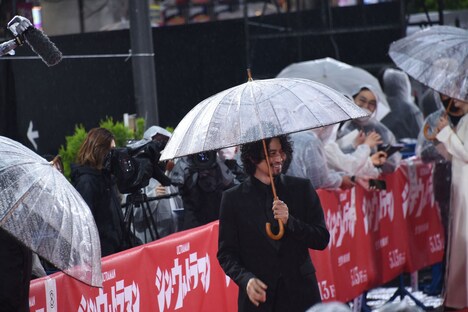 ファンに笑顔を向ける斎藤工。